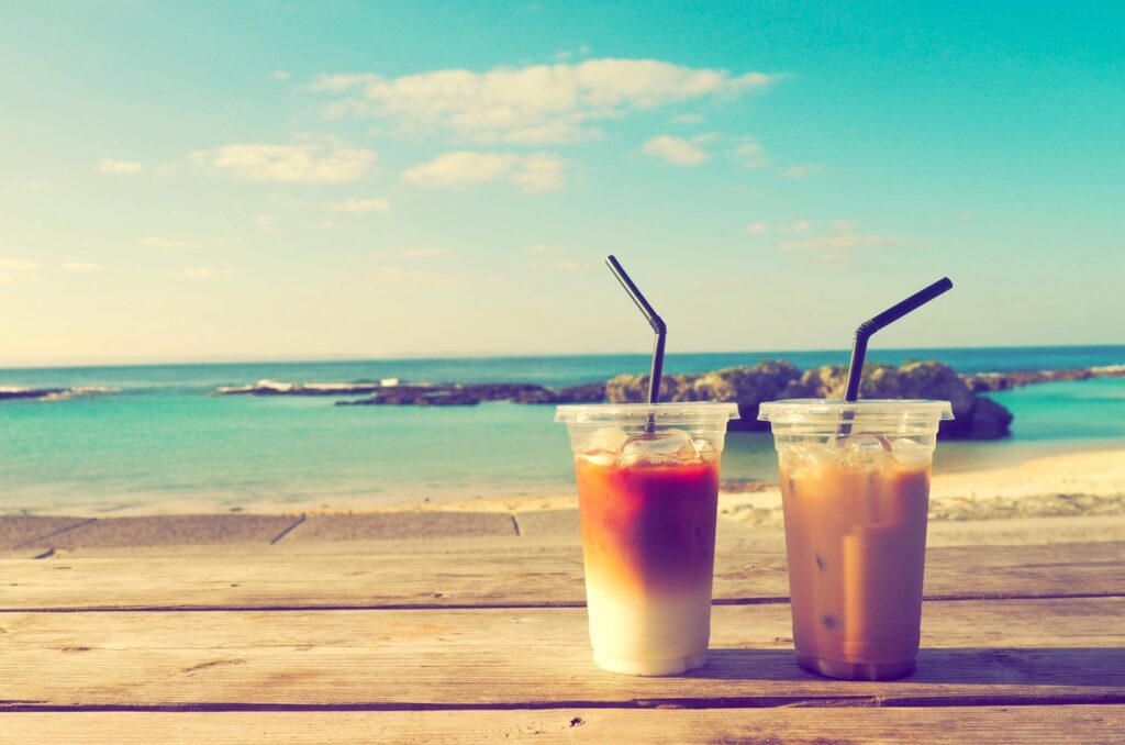 青い海とアイスコーヒー