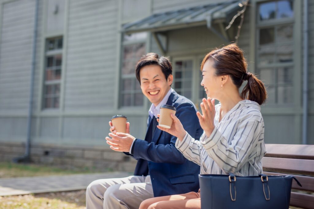 コーヒーを片手に談笑する男女